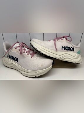 Hoka One One Women's Arahi 8 Running Shoes, Size 9.5D Wide Rose Cream /Alabaster